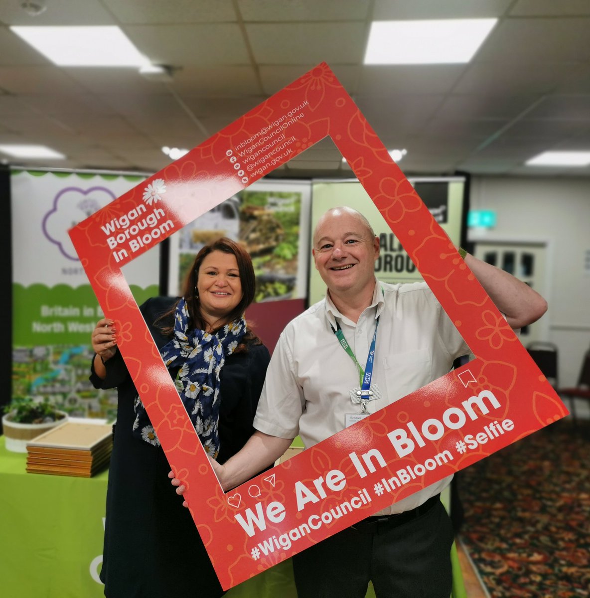 Visit_Wigan's tweet photo. We're almost ready for The Wigan Borough North West In Bloom Awards...but of course we couldn't resist testing the selfie frame first! @WiganCouncil @paulg67 #NWinBloom #wiganboroughnorthwestinbloom #wigancouncil https://t.co/nrOEVMYs1J