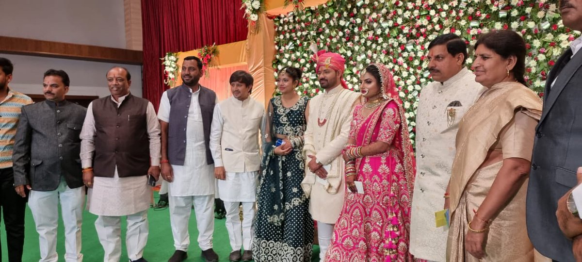 आज बिटिया की शादी में विधायक <a href="/AkashVOnline/">Akash Vijayvargiya</a> जी शामिल हुए और अपना आशीर्वाद दिया।