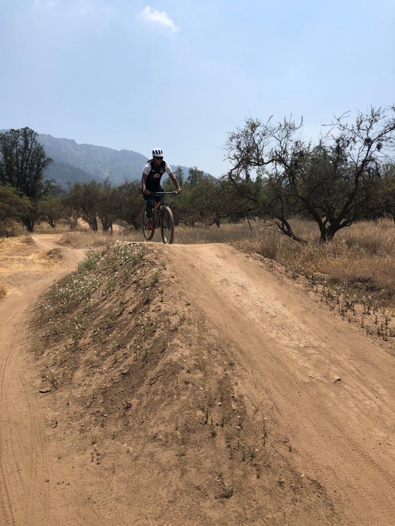 SenameMetro's tweet photo. 🚴🏽‍♂️Jóvenes del Centro Semicerrado de Calera de Tango disfrutaron de las pistas e instalaciones del Bike Park El Durazno en Lo Barnechea. 

👏🏽En el marco del Taller Polideportivo Downhill, equipos de @COASURF prepararon y acompañaron a los jóvenes, logrando grandes avances. https://t.co/6YNFbHQEUu