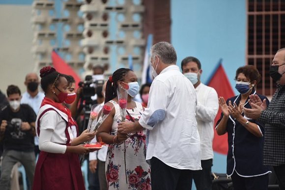 iroelsanchez's tweet photo. El 15 de noviembre amanece en #Cuba con todos sus niños y niñas con vacunas, aula y maestro.  #CubaViveYRenace https://t.co/C6xpgP8ecV