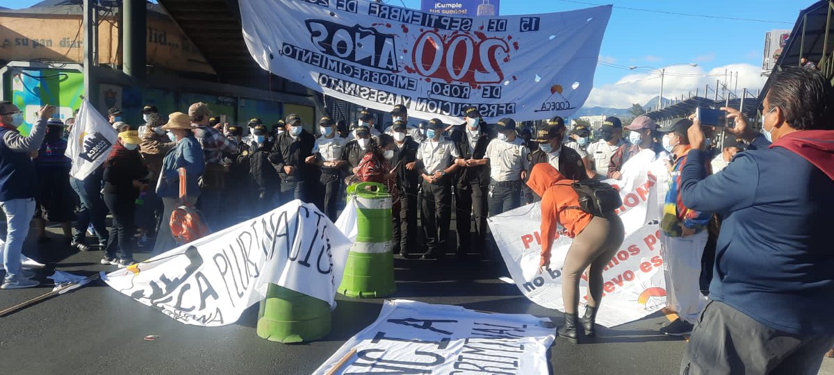 juanVictorCas1's tweet photo. #Urgente POLICÍA LIBERA CALZADA AGUILAR BATRES. De manera pacífica elementos de la #PNC liberaron la calzada Raúl Aguilar Batres zona 12. En desarrollo. https://t.co/wGKeVXu1WC