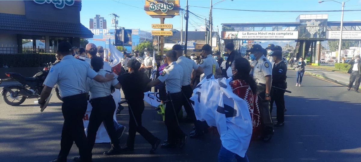 juanVictorCas1's tweet photo. #Urgente POLICÍA LIBERA CALZADA AGUILAR BATRES. De manera pacífica elementos de la #PNC liberaron la calzada Raúl Aguilar Batres zona 12. En desarrollo. https://t.co/wGKeVXu1WC