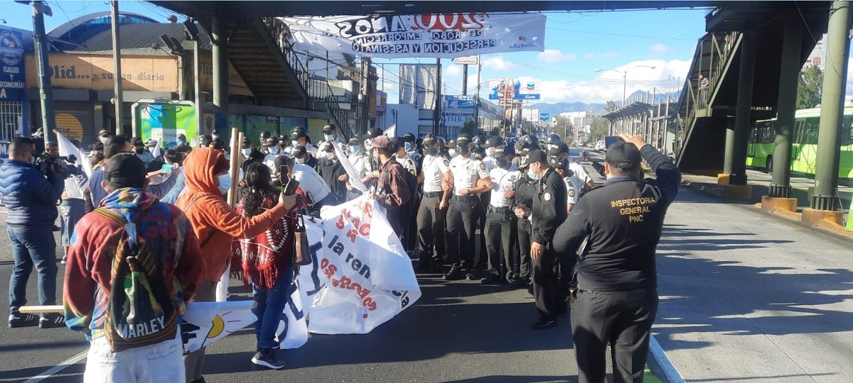 juanVictorCas1's tweet photo. #Urgente POLICÍA LIBERA CALZADA AGUILAR BATRES. De manera pacífica elementos de la #PNC liberaron la calzada Raúl Aguilar Batres zona 12. En desarrollo. https://t.co/wGKeVXu1WC