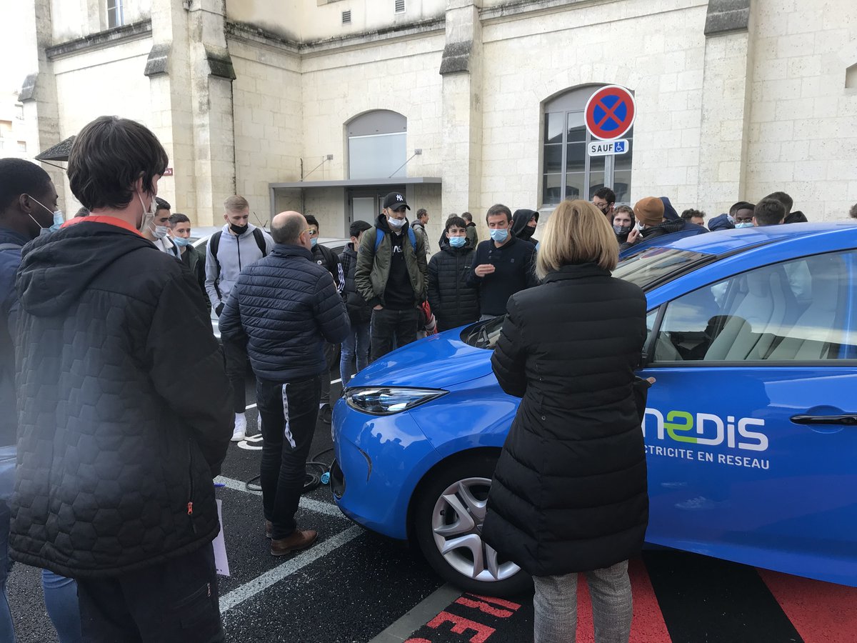 CMQ Transition énergétique (@cmqtransition) on Twitter photo Pour finir <a href="/xavierlaporte1/">@xavierlaporte</a> , interlocuteur chez Enedis est intervenu auprès des élèves et leurs a présenté son véhicule de fonction 100% électrique bien sûr ! Pour finir <a href="/xavierlaporte1/">@xavierlaporte</a> , interlocuteur chez Enedis est intervenu auprès des élèves et leurs a présenté son véhicule de fonction 100% électrique bien sûr !