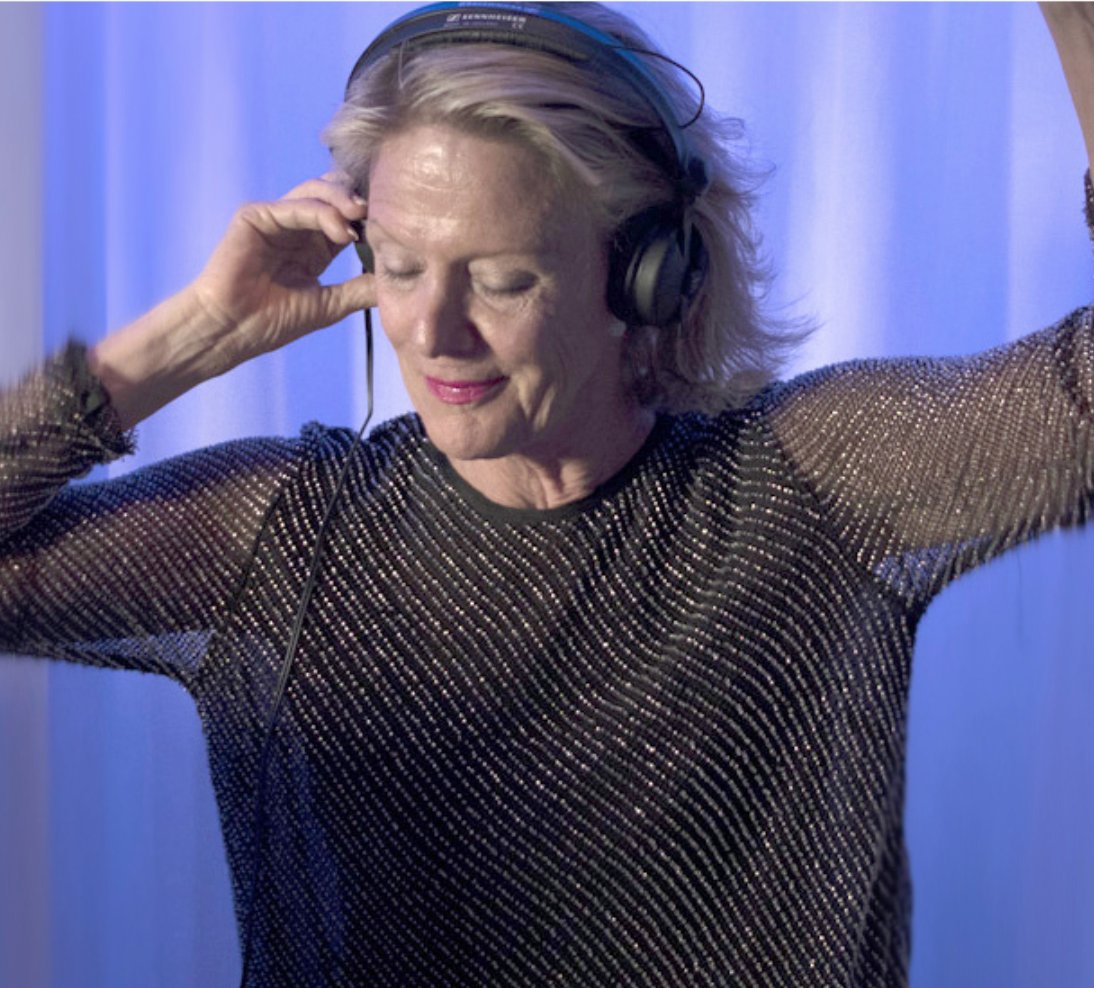 "Mijn Doro-telefoon is veel gebruiksvriendelijker en helpt me nieuwe dingen te ontdekken, zowel op het werk als in mijn privéleven. Nu kan ik gemakkelijk muziekprogramma's vinden en gebruiken voor mijn DJ-en."

Lees het volledige interview met Madeleine:

doro.com/en-gb/why-doro…