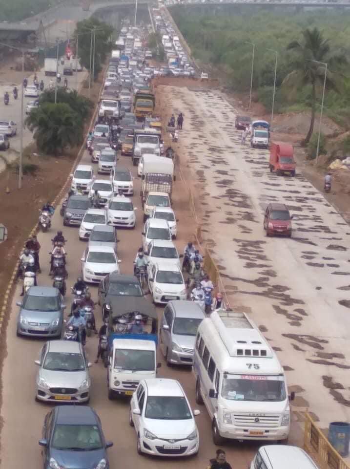 girishgoaINC's tweet photo. Patience running out! Despite @INCGoa deadline to sort out traffic mess @ #ZuariBridge, the traffic jams have worsened. We wl PROTEST at ZUARI BRIDGE ON 17TH NOV AT 3.30 PM without causing inconvenience to commuters against the mismanagement &amp; patronage to contractor by @BJP4Goa https://t.co/JbZqZFuWM9