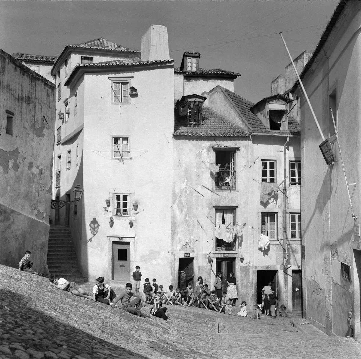 Alfama c. 1950.
Fotografia do estúdio Horácio Novais in <a href="/FCGulbenkian/">Fundação Calouste Gulbenkian</a> 

#Lisboa 
#Lisbon
 #OldPhoto 
#photooftheday