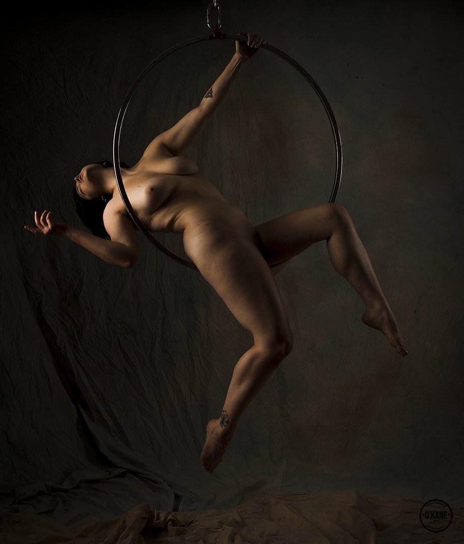 Ame_ly_modele's tweet photo. "Ta parole est l’oiseau
qui éveille l’espace
et de tes bras-ruisseaux
tu étreins l’univers. "
-Michel Santune
📷 @JFOK1957
#ring #circusring #studio #feelgood #pose #looklikeflying #renaissance #renaissancevibe #bodyacceptance #quotestagram #quoteoftheday #poem #modelingshoot https://t.co/Tp14k7EOrW