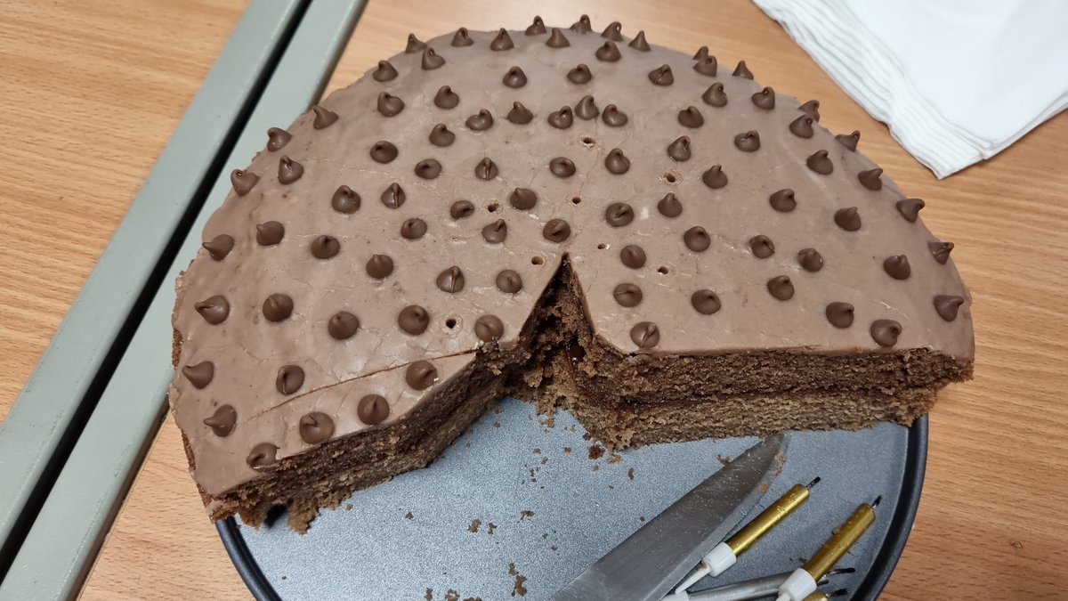 eBayShopTH's tweet photo. So this is how cakes are cut in our office...
Happy birthday 🎉🎁 @Andrew_Barker10 https://t.co/bJX4KFiIk5