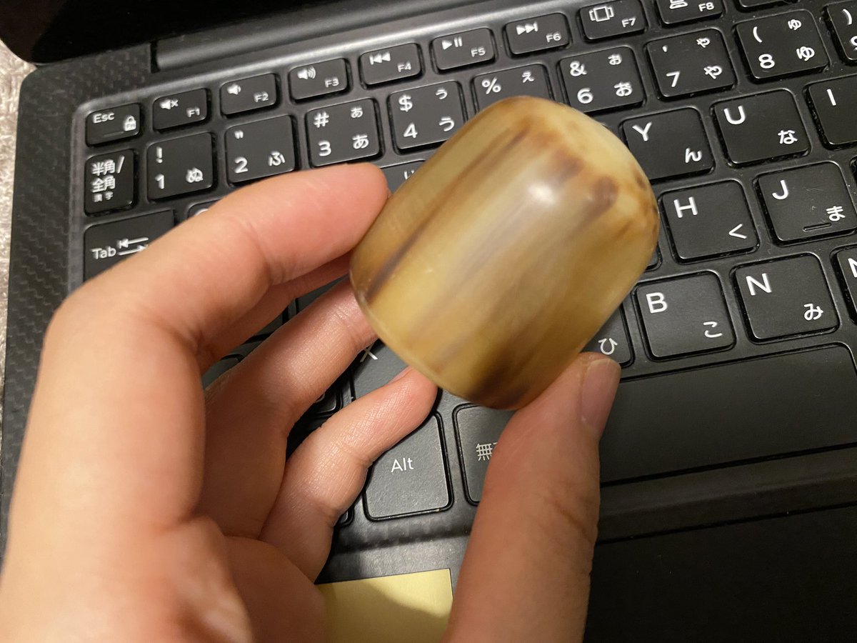 春画版の酒呑童子の退治では、いろんな性具を使うのだが、この男が亀頭に被せているものは甲形(かぶとがた)。
わたしの所持しているものは明治期のものですが、これつけて酒呑童子に手マンするのシュールすぎる。 