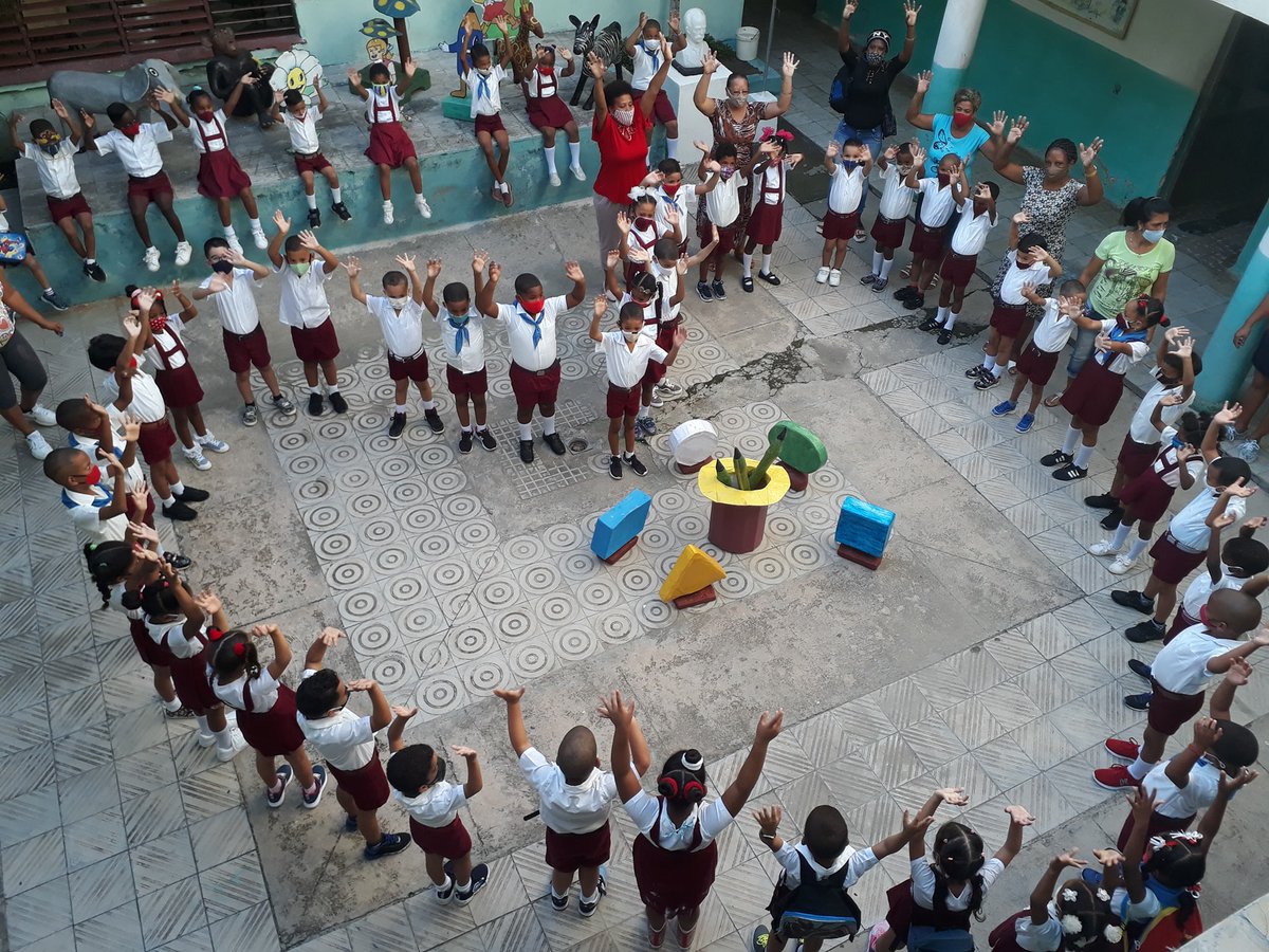 CarlosPal94's tweet photo. 😍 Con el corazón a tope, alegría y colorido en #SantiagodeCuba. Pioneros cubanos regresan a las aulas, vacunados, inmunes y felices. 

#PoderPopular #CubaVive #CubaEduca @MedinaOdexa @BeatrizJUrrutia @RamnMonte1 @mambisa25 @ExpositoCanto @CubaMined https://t.co/VbfUiZIaJ1