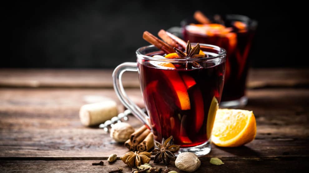 CookHeroGR's tweet photo. Από την Αυστρία έρχεται το χριστουγεννιάτικο ποτό Glühwein! Με βασικό υλικό το κρασί είναι ένα από τα πιο χαλαρωτικά ποτά για τις κρύες νύχτες του χειμώνα

https://t.co/OIpmki7ZfR https://t.co/rYVHFwZaPz