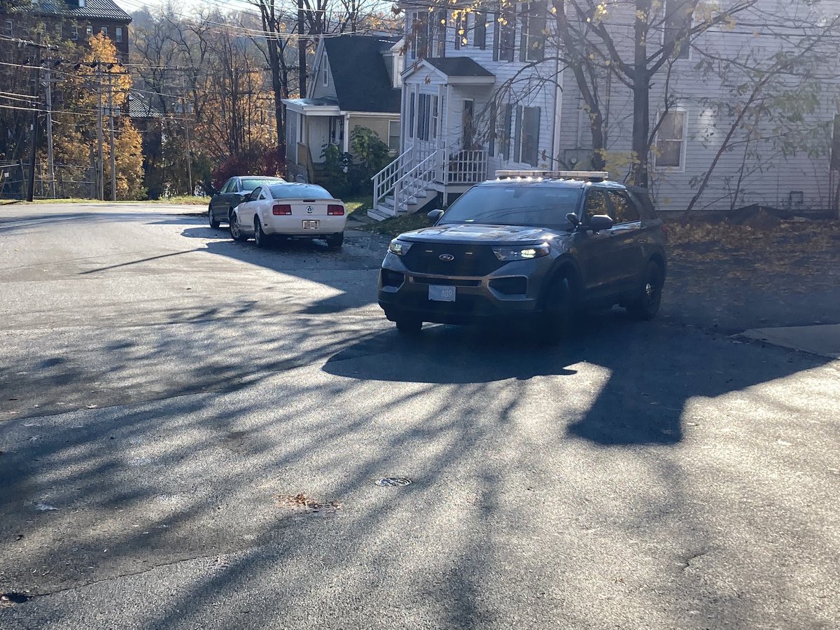drogers41008's tweet photo. A next door neighbor says she saw two men maybe involved with reported shooting run past her home. Grabbed license plate number and is talking to police now. @AmesburyPD https://t.co/uQlPxNhLbu