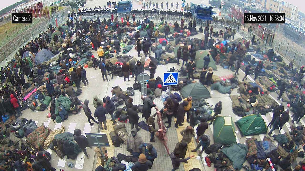 #Belarus The best illustration of how migrants keep coming to the border.The rapid escalation took place last Monday.Since then,a tent camp grew immensely. At some point,false information was spread that today Poland will open the border.Such rumours put people's lives in danger