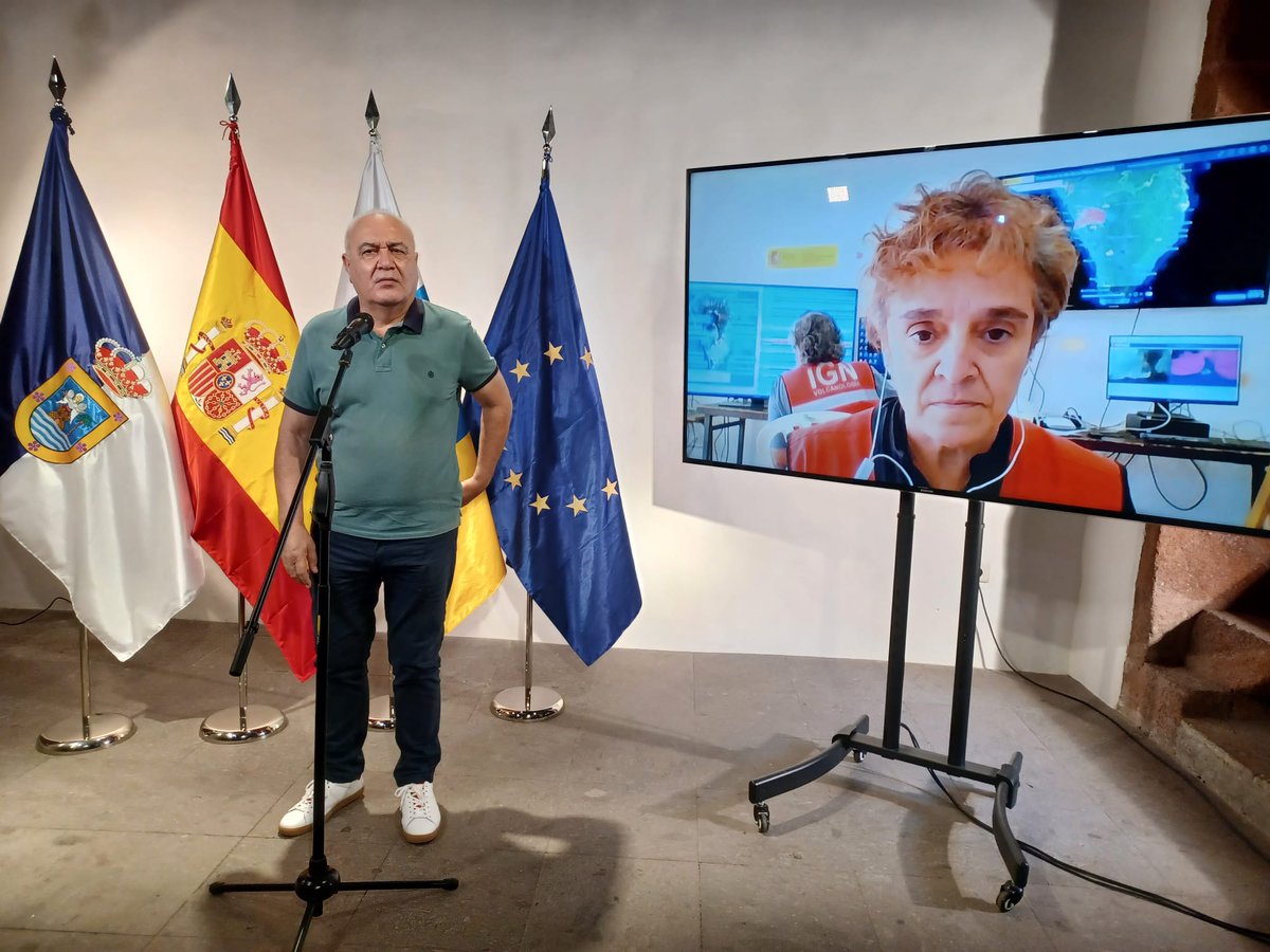 112canarias's tweet photo. 🔴#ErupciónLaPalma #Infovolcán

Comienza la rueda de prensa del #PEVOLCA. Interviene el director técnico del #PEVOLCA del Gobierno de Canarias, Miguel Ángel Morcuende y la portavoz del Comité Científico, María José Blanco https://t.co/AfrcEZxIS6