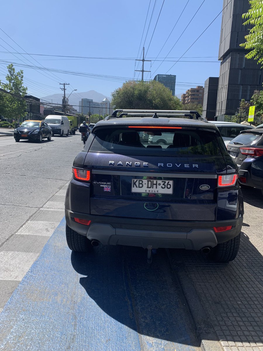 F3liGutierrez's tweet photo. Estacionada en la ciclovía de Alonso de Córdova, al decirle que salga de la ciclovía me dice “cállate roto qlo”, facha de mierda. @MuniVitacura https://t.co/r3zClSgbdy