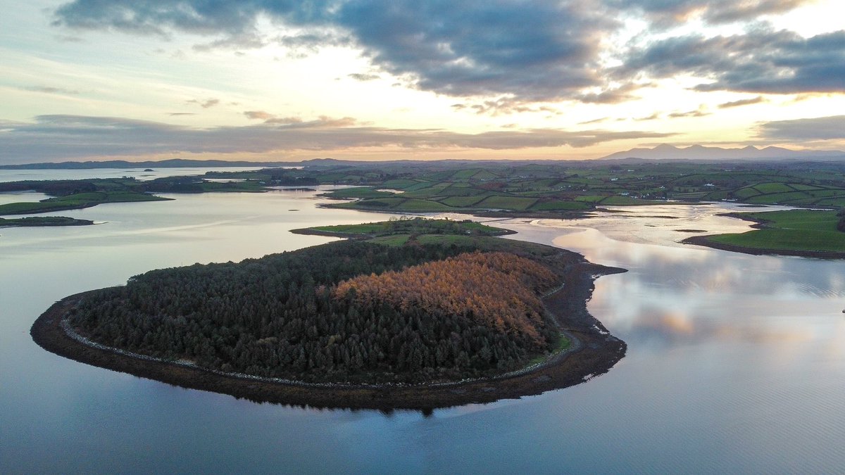 Sunset above Conly island (I think!) in Strangford Lough looking south towards the Mournes. So many bays and inlets across Strangford! @WeatherCee @bbcniweather @StrangfrdLecale @MGSGeotourism #strangfordlough #strangford