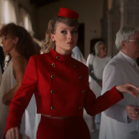 haylorshourly's tweet photo. IT'S RED SEASON https://t.co/SDwhvHvj6y