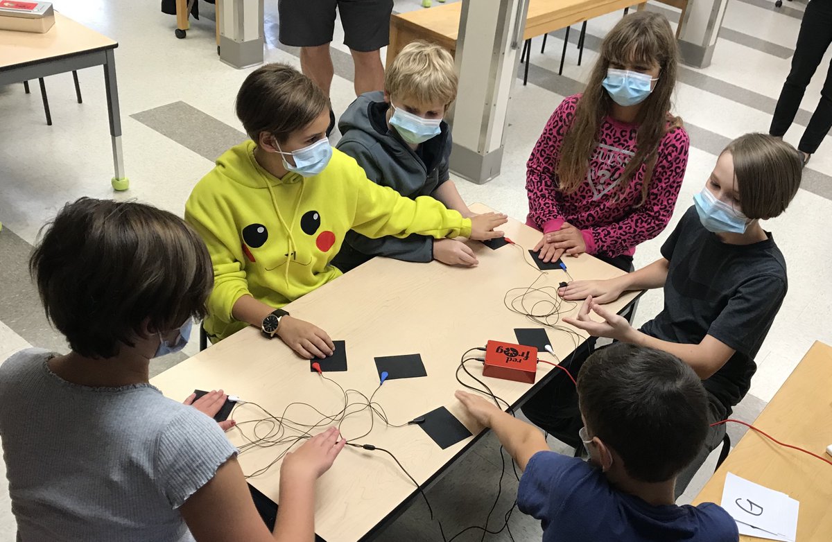 RedFrogBros's tweet image. Les élèves de l’école Charles Lemoynes (St Hubert au Québec) découvrent La Frog Touch avec leurs enseignants.  En 5 minutes, ils s’accompagnent tout seuls sur une chanson du groupe québécois "Les trois accords" #remediation #prof #dys #dyslexie #profmusique #edmus #music #rock