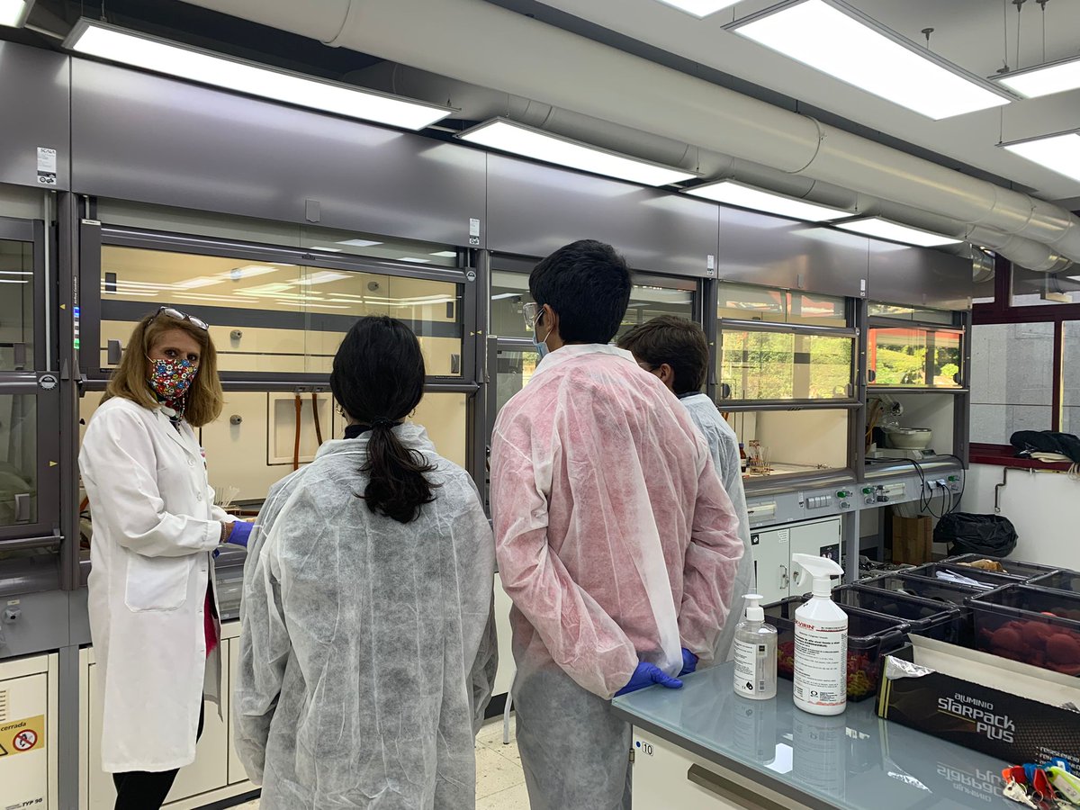 ferstolle's tweet photo. Hoy estamos con los alumnos del @CNSRecuerdo en @FarmaciaCEU aprendiendo de grupos funcionales y de su reactividad https://t.co/gHBGGewmrv