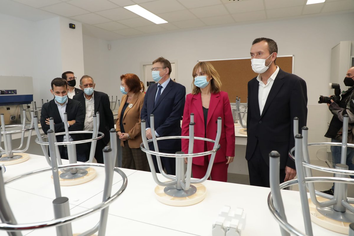 generalitat's tweet photo. 🏫📚 @ximopuig i la ministra de @educaciongob, @Pilar_Alegria, visiten les noves instal·lacions de l'IES Vicente Verdú a Elx. Assisteix també el conseller de @GVAeducacio, @VicentMarza https://t.co/Zd8EgDs5p4