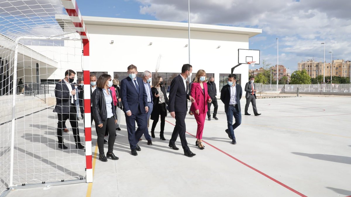 generalitat's tweet photo. 🏫📚 @ximopuig i la ministra de @educaciongob, @Pilar_Alegria, visiten les noves instal·lacions de l'IES Vicente Verdú a Elx. Assisteix també el conseller de @GVAeducacio, @VicentMarza https://t.co/Zd8EgDs5p4