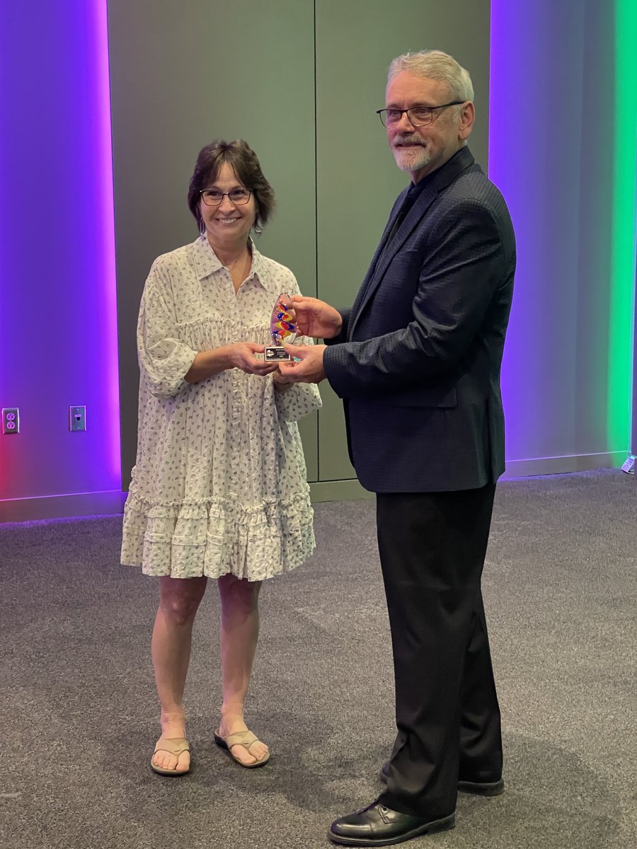 fmseaglepride's tweet photo. Susan Hodges won the Mississippi Middle Level Art Educator of the Year award! Congratulations, Mrs. Hodges! #eaglepride https://t.co/cehugzevQq