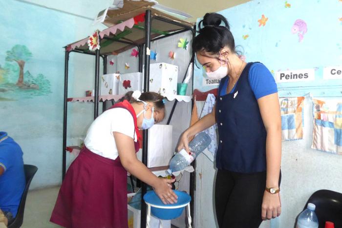 Los hogares cubanos amanecen alegres por el reinicio del curso escolar de más de 718 mil alumnos de preescolar a quinto grado. Los educadores de #Cuba orgullosos por el reencuentro con sus estudiantes #CubaVive #CubaViveYRenace