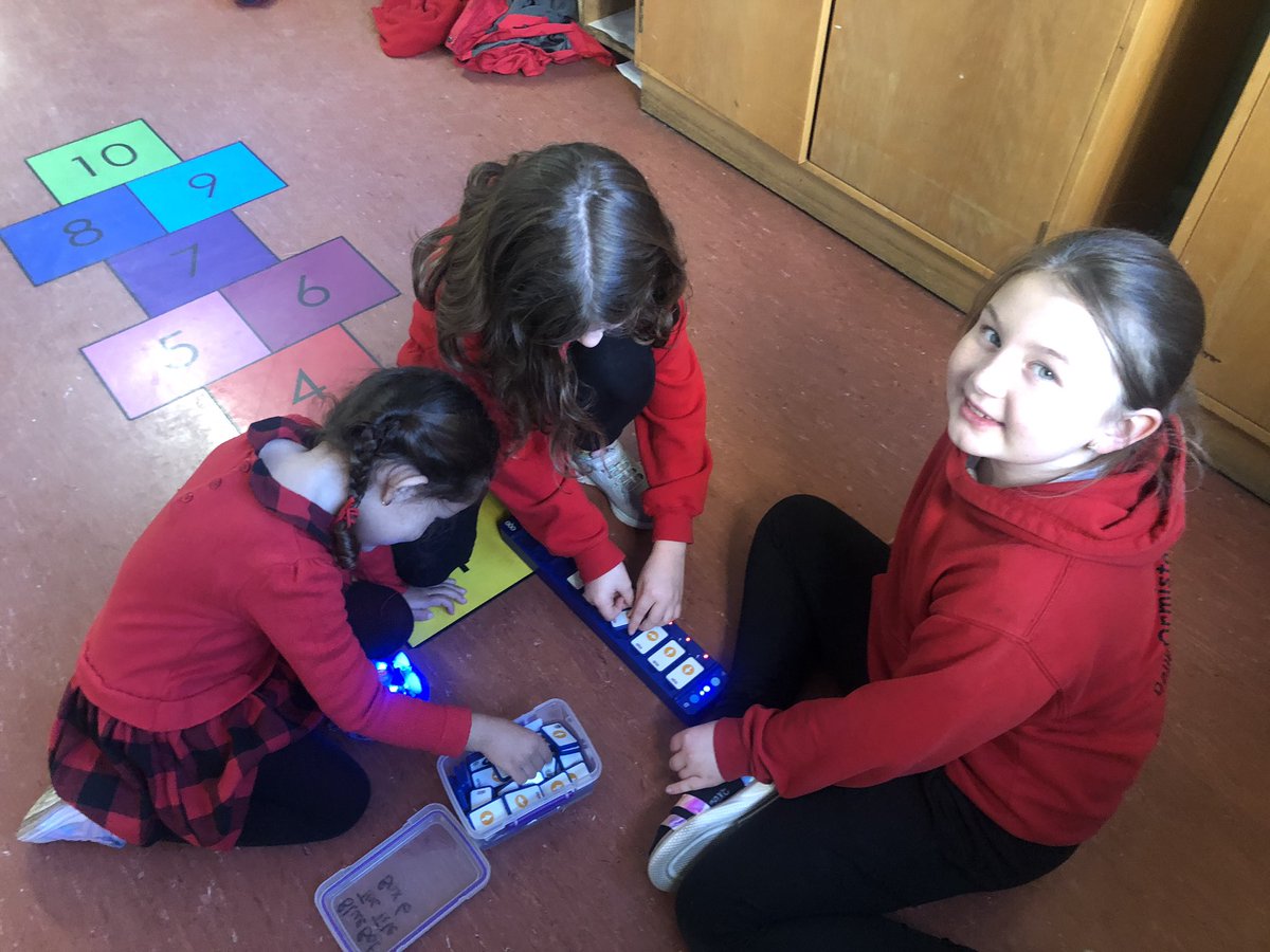 OrmistonPrimary's tweet photo. P4 are LOVING teaching P1B all about programming and directions using the bluebots. We planned lots of fun activities for them! https://t.co/5vZ5SES4ng