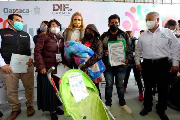 OaxacaVeraz's tweet photo. @rosa_nidia_v titular del @RegCivil_GobOax en gira de trabajo en Ixtlán de Juárez acompaña a la Presidenta Honoraria del Sistema @DIF_Oaxaca @IvetteMurat al inicio de la gira “Juntos”, acercando los servicios y apoyos del gabinete social del gobernador @alejandromurat. https://t.co/WtR5y38u0B