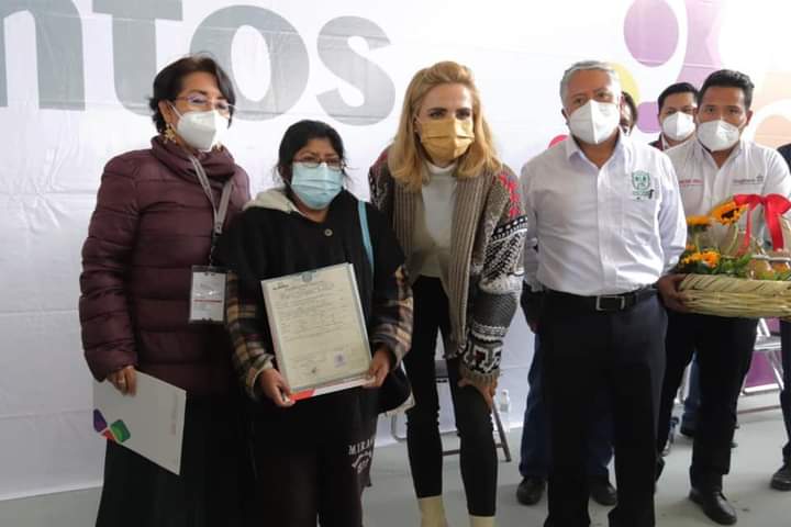 OaxacaVeraz's tweet photo. @rosa_nidia_v titular del @RegCivil_GobOax en gira de trabajo en Ixtlán de Juárez acompaña a la Presidenta Honoraria del Sistema @DIF_Oaxaca @IvetteMurat al inicio de la gira “Juntos”, acercando los servicios y apoyos del gabinete social del gobernador @alejandromurat. https://t.co/WtR5y38u0B