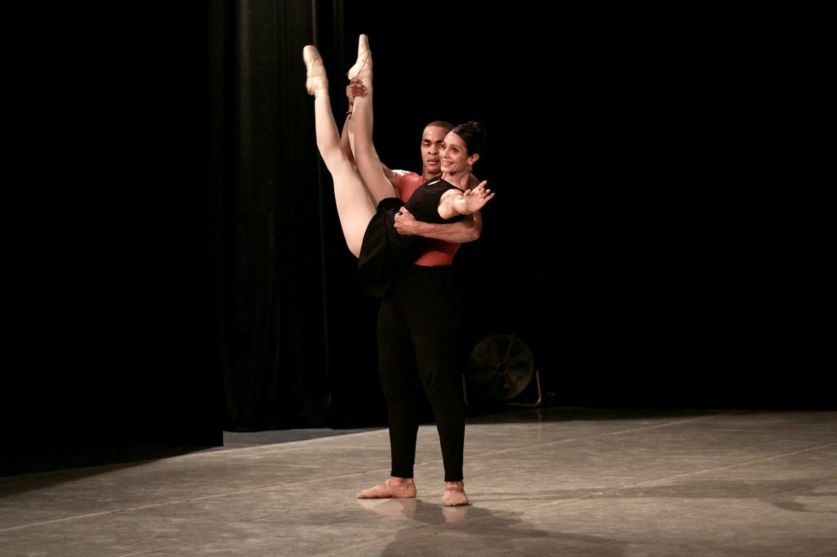 ¡Feliz lunes! Este pasado sábado cerramos una semana súper intensa, pero llena de satisfacción con los ensayos de CARMEN 🌹En sólo 4 días podrás vivir esta historia llena de amor y pasión. Aquí algunas fotografías de nuestros ensayos gracias a <a href="/IsabellaChapar2/">Isabella Chaparro</a> #BNDoficial