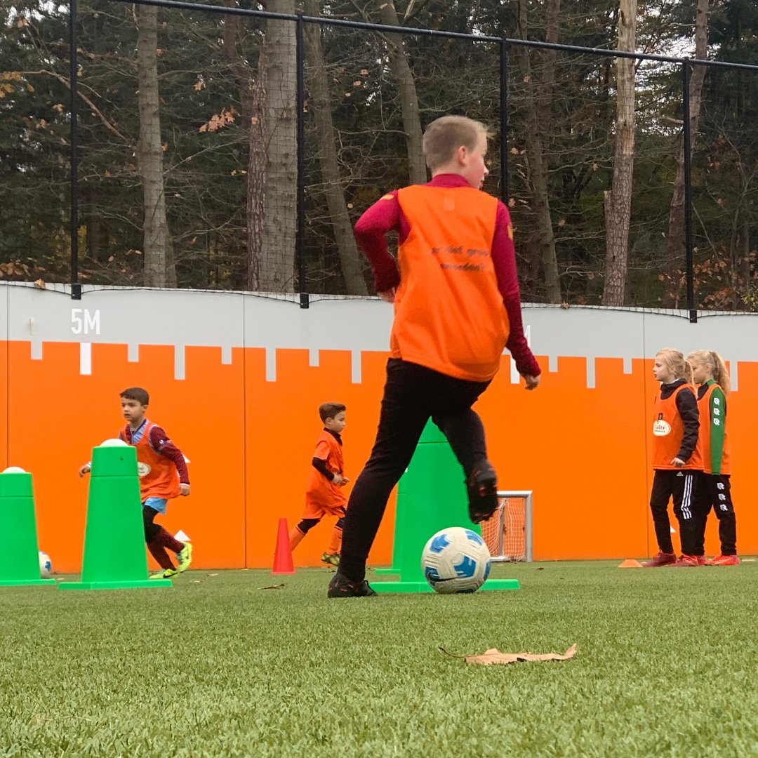 tribesportsnl's tweet photo. Dag in Oranje 🦁

Afgelopen zondag waren de winnaars van de Voetbalpassie actie van @calvepindakaas i.c.m. @albertheijn op de @knvbcampus , voor een unieke dag:
🗣️ Rondleiding op de KNVB Campus, waar de internationals zich ook voorbereiden
⚽ Trainen als echte internationals! https://t.co/Itlq6aqShX