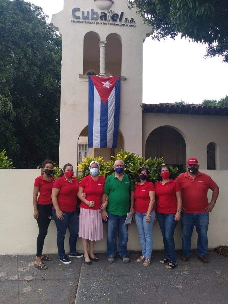 EmpresaCubatel's tweet photo. Una representación del colectivo de #CubatelSA, listo para su jornada laboral. #CubaViveYRespira #CubaViveYAvanza @MINCOMCuba @MayraArevich @GReyesCuba @GEIC_DICE @AriDeCuba @dianelisborrego @JavierG78246455 @Yudelki43149193 @Yaimabc81 @ManuelBandera11 https://t.co/eN3hLOMIxU