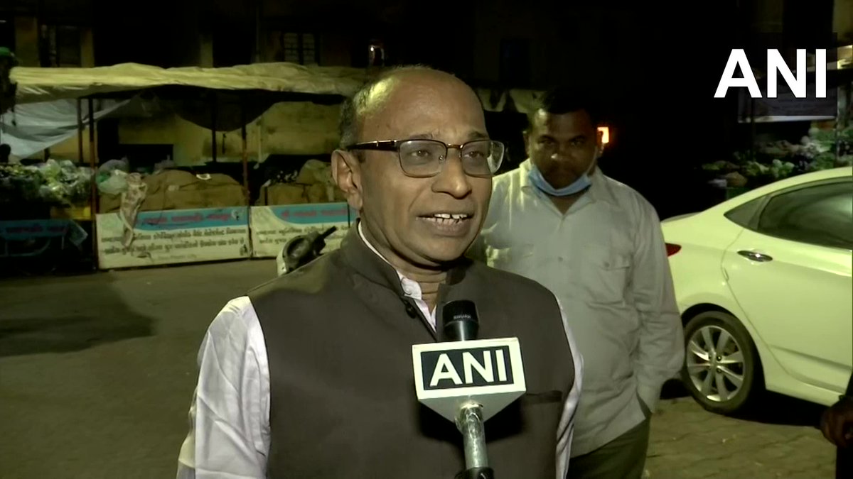 ANI's tweet photo. Stalls selling non-vegetarian items will not be allowed along public roads &amp; in the 100-meter radius of schools, colleges &amp; religious places, Town Planning Committee of Ahmedabad Municipal Corporation has decided. The execution will start tomorrow: Committee Chairman Devang Dani https://t.co/TBDrlvCPrb