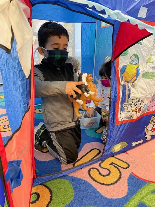 TVCCAehs_hs's tweet photo. Last week, Ms. Sheri and Ms. Rula spent some time with their kids in the Vet's office in dramatic play! 
#teachersplay
#modelplay
#teachersrock https://t.co/4b2LFKe9va