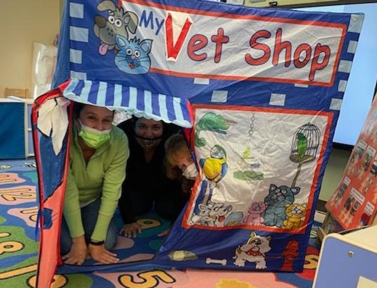TVCCAehs_hs's tweet photo. Last week, Ms. Sheri and Ms. Rula spent some time with their kids in the Vet's office in dramatic play! 
#teachersplay
#modelplay
#teachersrock https://t.co/4b2LFKe9va