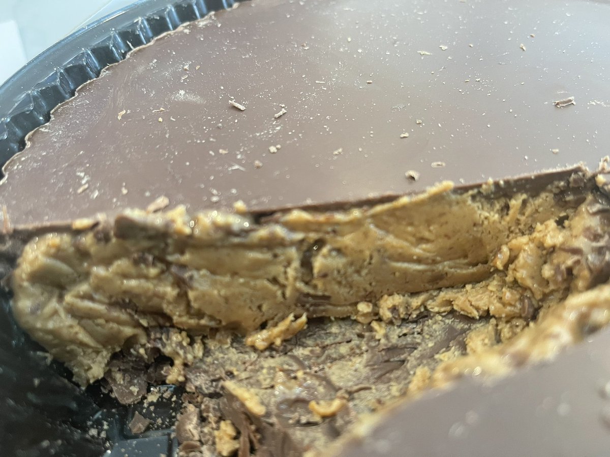 darrenrovell's tweet photo. BREAKING: @reeses offering a “Thanksgiving Pie” that is a 3.4 pound Reese’s Peanut Butter Cup. 

Just cut it open to give you the cross section look 👀

$45 + tax. Only 3,000 made. Will be gone in next hour. 

https://t.co/IGx19cin2x https://t.co/1zeZGekjs5