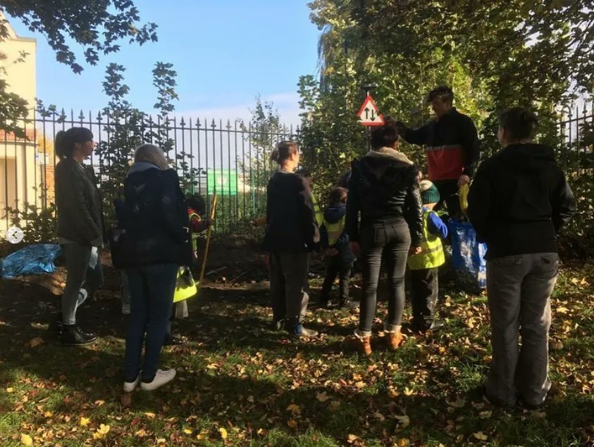 THANK YOU to adult volunteers, the young people of Stoneydown Park primary school and staff for a fantastic bulb planting session last week! 400 daffodil bulbs were donated by <a href="/LBWalthamForest/">LBWalthamForest</a>.
We hope to see some some more adults at our next meetup. DM for more information. #e17