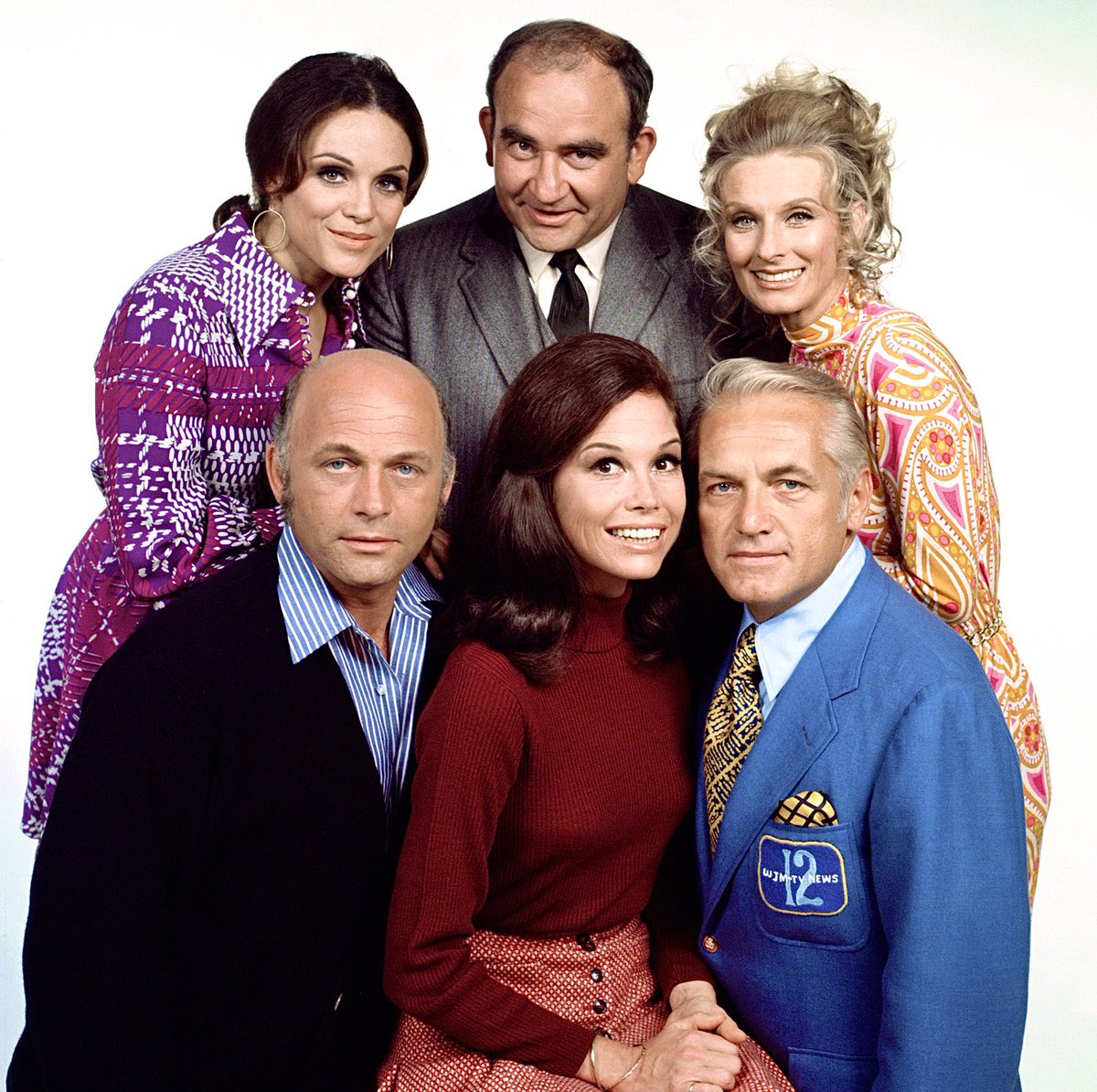 Remembering the late 🇺🇸American actor #EdAsner #BOTD in 1929 in #KansasCity #Missouri, seen here in a publicity still with co-stars #ValerieHarper #ClorisLeachman #GavinMacLeod  #MaryTylerMoore and #TedKnight for the #CBS sitcom “THE MARY TYLER MOORE SHOW” (1970 - 1977)