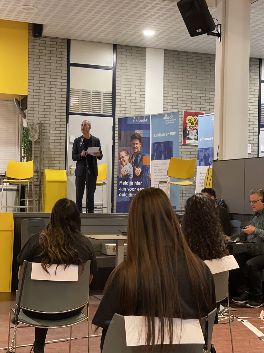 Vandaag wordt de allereerste #Studentenrechtbank op een ROC #MBO geïnstalleerd <a href="/AlbedaMBO/">Albeda mbo</a> in Nederland. 15 jonge studentenrechters gaan aan de slag in de rechtbank van Albeda. Jongeren grijpen de kans om hun verantwoordelijkheid te nemen op wat er op school en de omgeving gebeurt