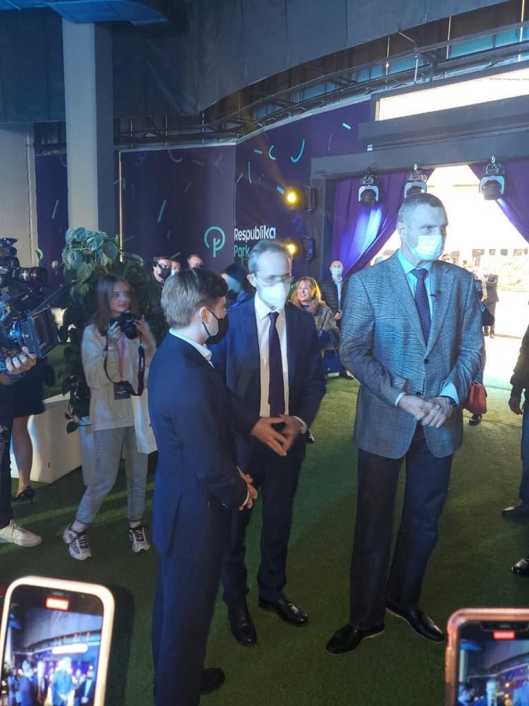 Opening of one of the biggest Shopping Malls in Kyiv together with Mayor Klitschko. The investors are Austrians with Ukrainian roots. The family left many years ago to Austria, was successful and is now back to the roots. Congratulations and welcome back!