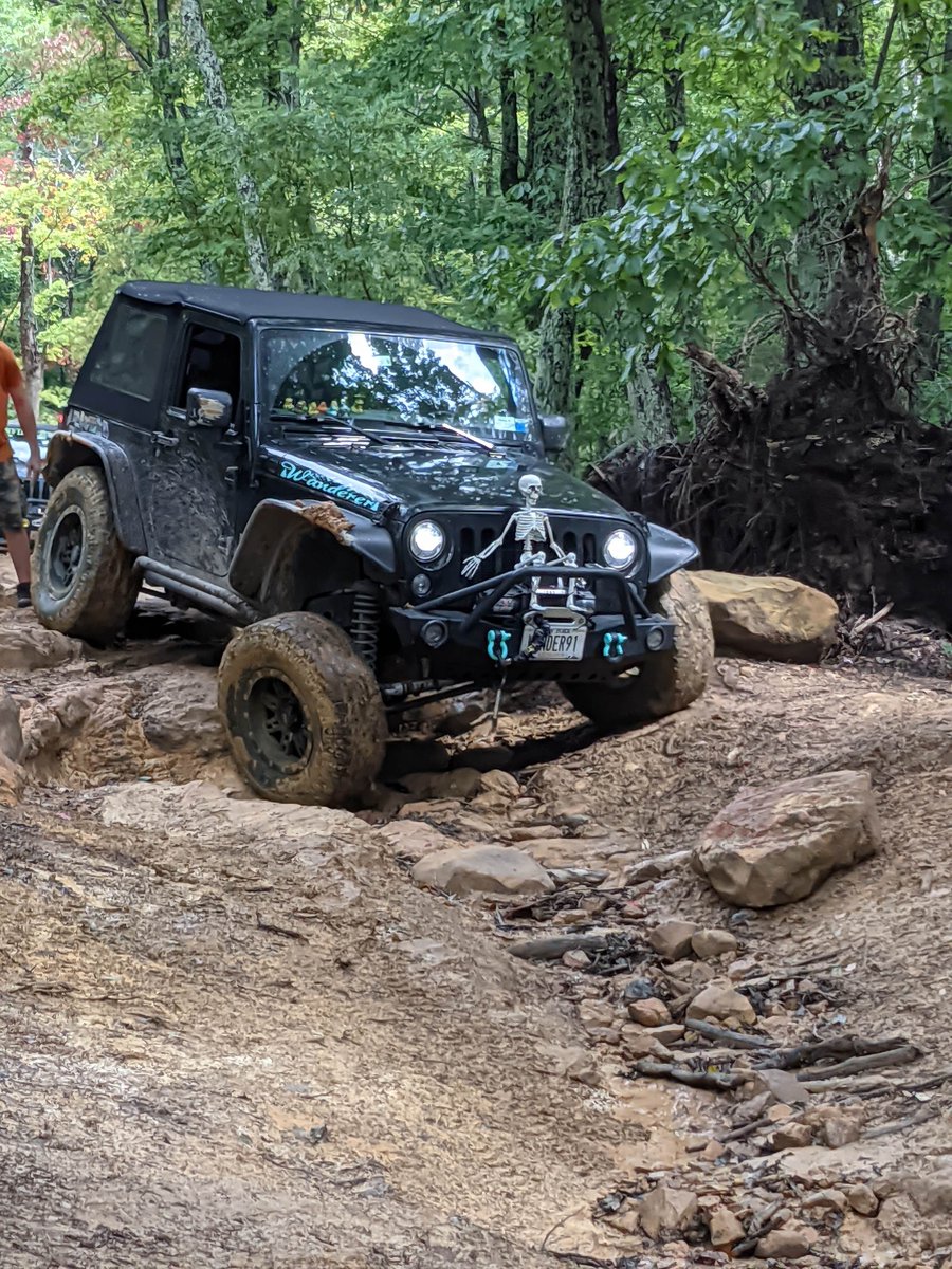 Wanda dropping in. #offroadsynthetics #jeepjk #jeepbadgeofhonor #windrockpark