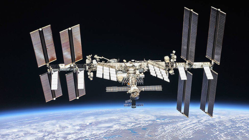 FronteraSpacial's tweet photo. 🚨 PELIGRO EN LA ISS 🚨

Esta madrugada los astronautas de la Estación Espacial Internacional han tenido que refugiarse en las cápsulas Dragon y Soyuz por el peligro de impacto de basura espacial contra la ISS🛰️

⬇️HILO⬇️ https://t.co/5NA9ndXizk