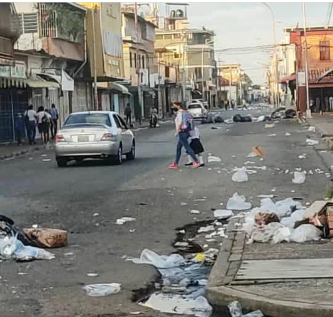 cojedesesnotic's tweet photo. Vandalismo e Ineficiencia

Principales calles de la ciudad de #SanCarlos , llanas de basura , la Alcaldía no recolecta los desperdicios a tiempo afirma la ciudadanía 🧐 https://t.co/FZw7BD3qsw