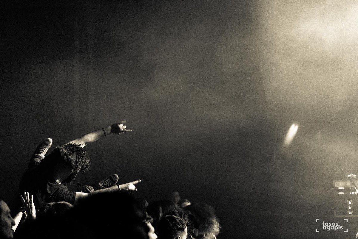 suicico's tweet photo. Crowdsurfing @ planet of Zeus show #photography #musicphotography #planetofzeus https://t.co/EeVUAkViy6