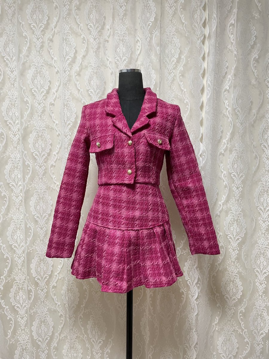 JellyBiniStore's tweet photo. Heart Pink Tweed set💕
입으면 바비인형 그 자체가 되는 투피스🥺
사이즈: M https://t.co/cWYbaoPKyb