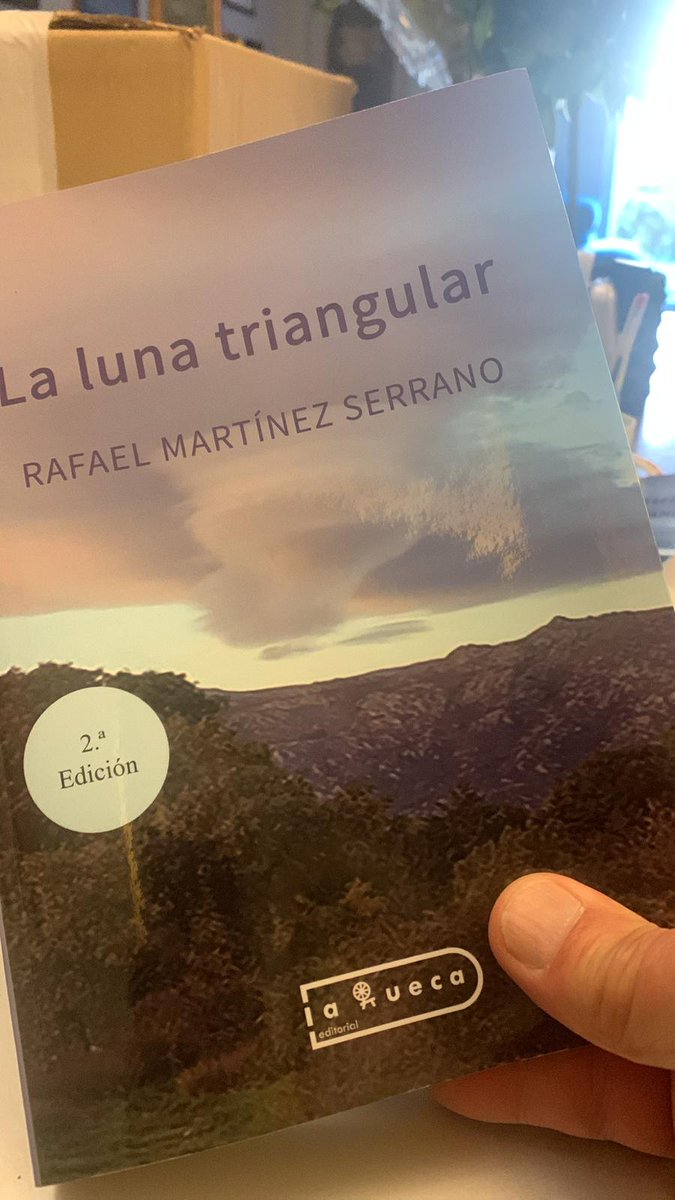 RafaMartinezSe's tweet photo. ¡Ya disponible la segunda edición! ¡Subidón!
Podéis conseguirlo en la librería @tororegalos  de #Moralzarzal o aquí:
👇👇👇
https://t.co/yC2Ogsh0PG
¡Mil gracias a los que ya lo tenéis! 
No imagináis la ilusión que me hace. 
#LaLunaTriangular https://t.co/p9hCe50PDI