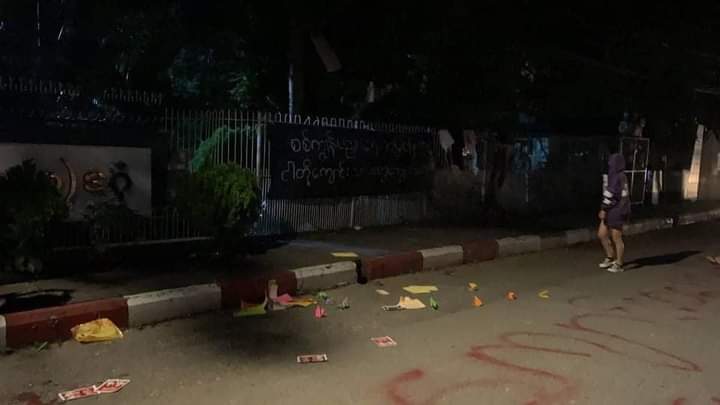 A sign was posted in front of Dagon Myothit 1 School not to attend school under the Fascist army.
#WhatsHappeningInMyanmar 
#Nov15Coup 
#MyanmarMilitaryTerrorists 
#OurGovernmentNUG 
#Myanmar