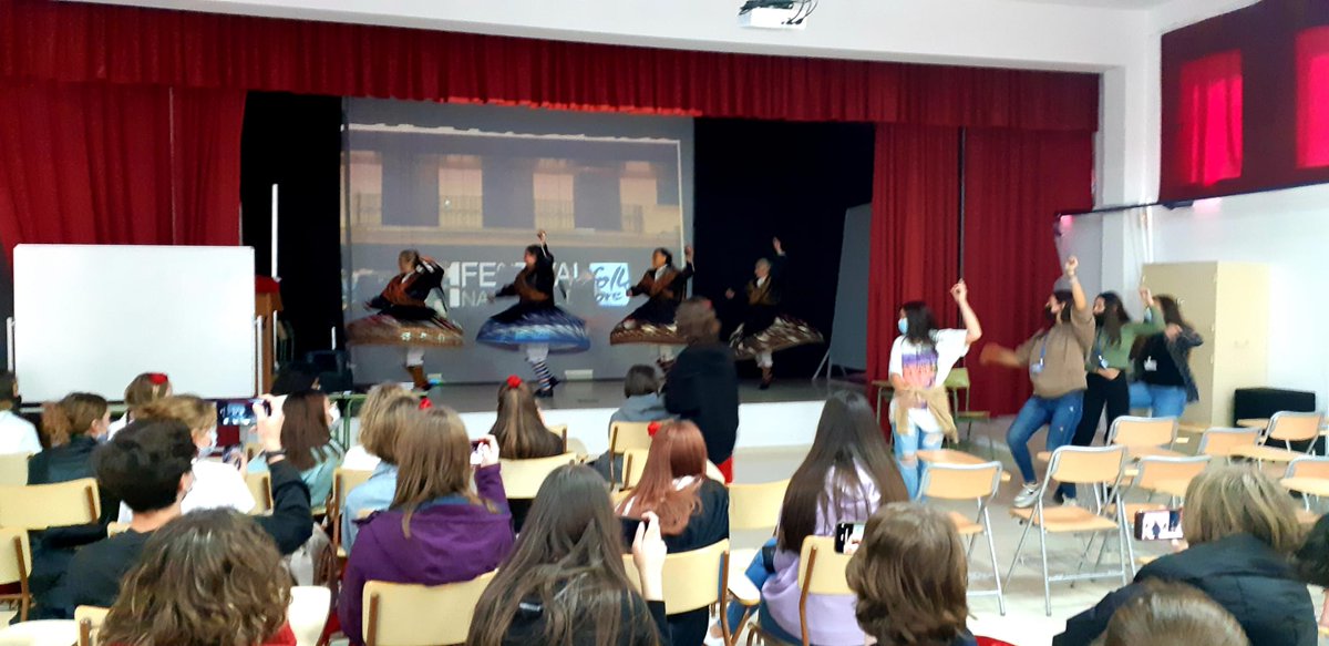 IES_FNieva's tweet photo. Compartir experiencias para aprender. Una semana intensa de Intercambio @IES_FNieva #Valdepeñas #Spain #Poland #sp231 #Warsaw #FSE https://t.co/1FDHj1q3Ki